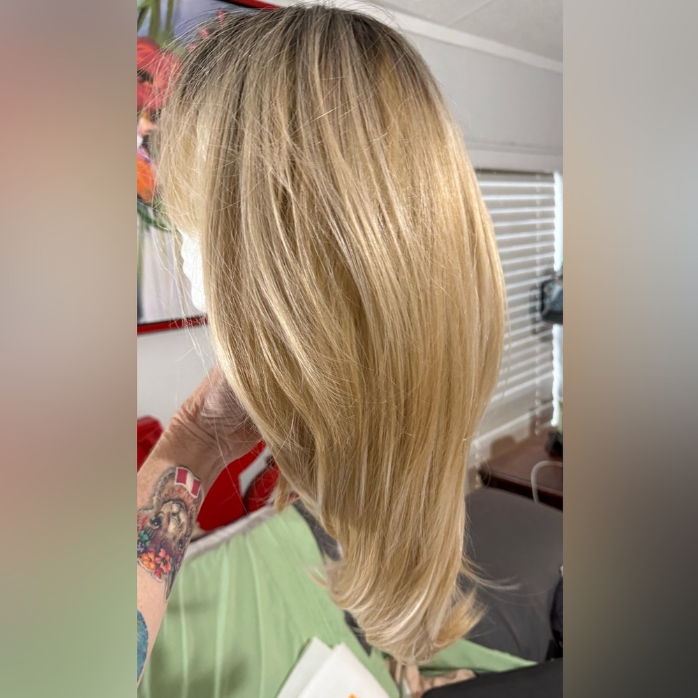 Blonde long layered wig with curtain bangs. - Picture 3 of 11
